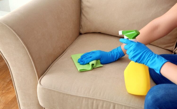 Así debes utilizar el bicarbonato para limpiar el sofá