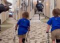 Blake Leeper enseñando a andar a un niño de dos años con prótesis