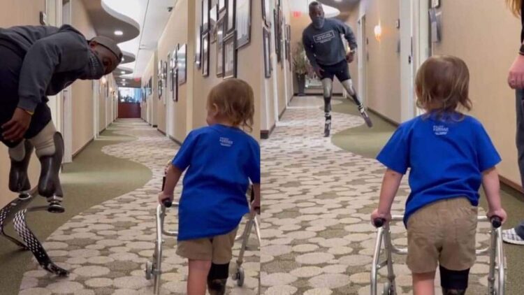 Blake Leeper enseñando a andar a un niño de dos años con prótesis