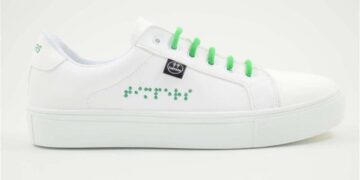zapatillas blancas con cordones verdes de Timbers