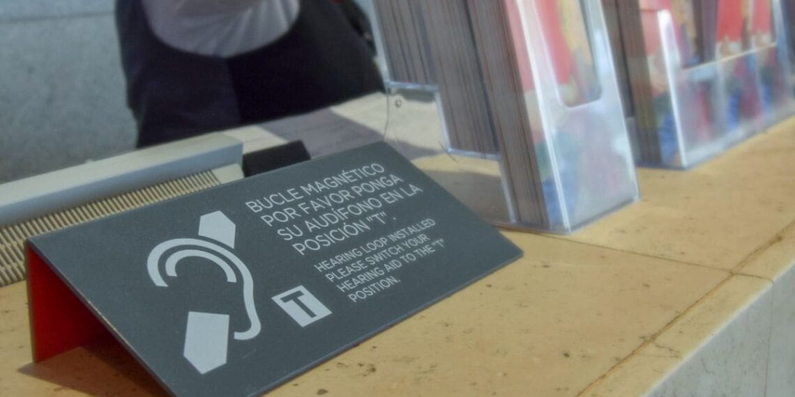 El Ayuntamiento de Córdoba instalará 20 bucles magnéticos para personas con problemas auditivos en espacios municipales