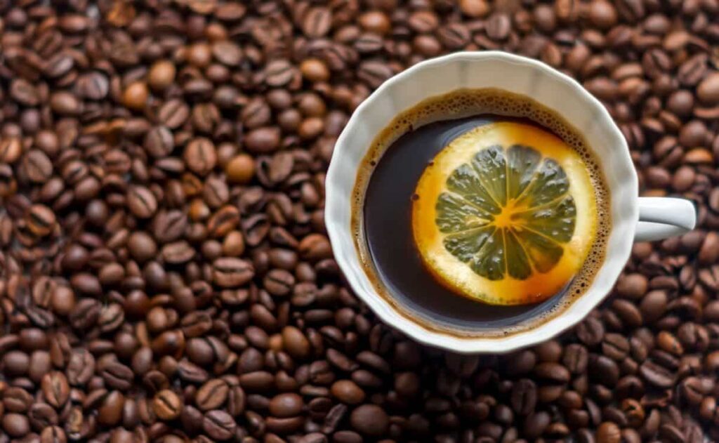 Café con limón: beneficios y contraindicaciones del hábito de tomar la bebida de moda