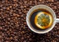 ¿Es realmente saludable tomar café con limón en ayunas para perder peso?