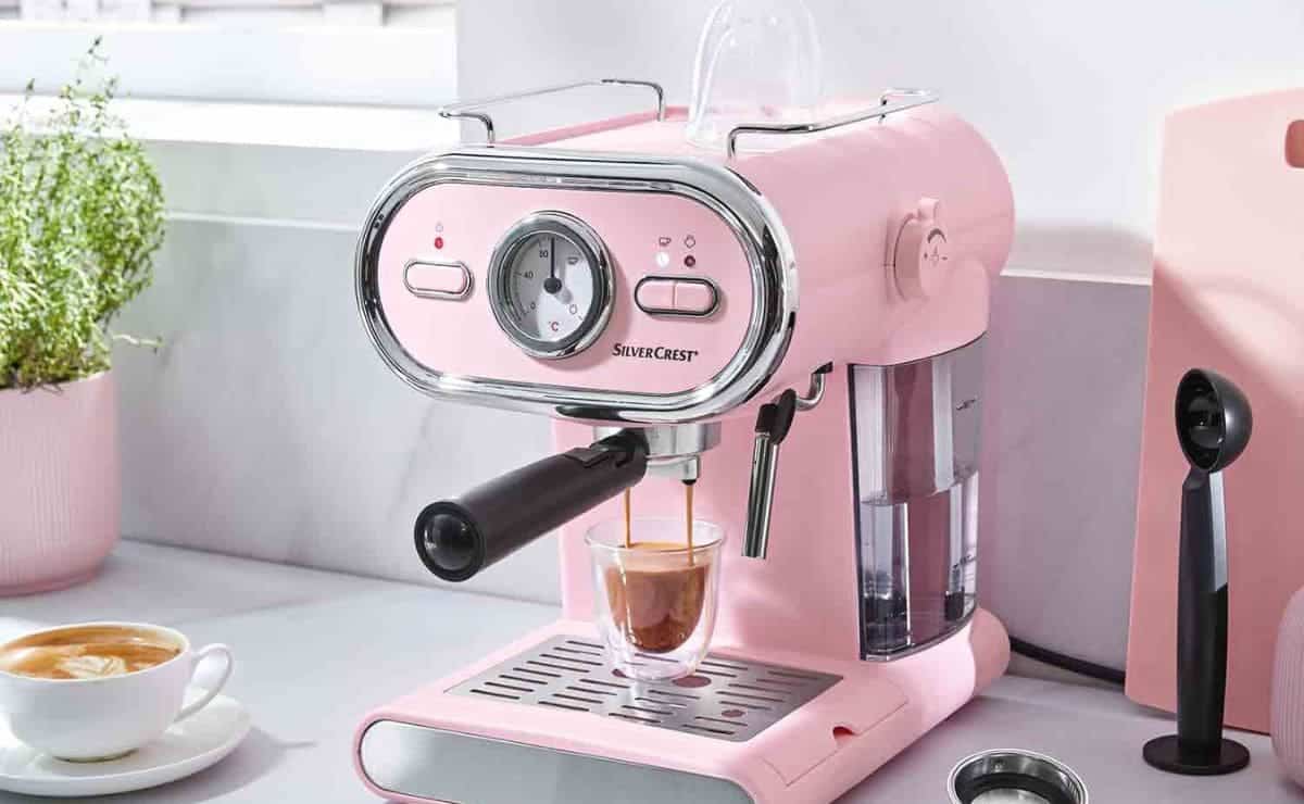 La cafetera espresso de Lidl estilo retro en color rosa que