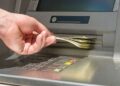 ¿Puede retener mi dinero el cajero automático del banco si detecta un billete falso?