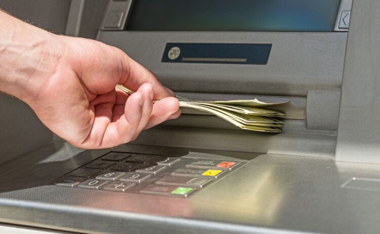 ¿Puede retener mi dinero el cajero automático del banco si detecta un billete falso?
