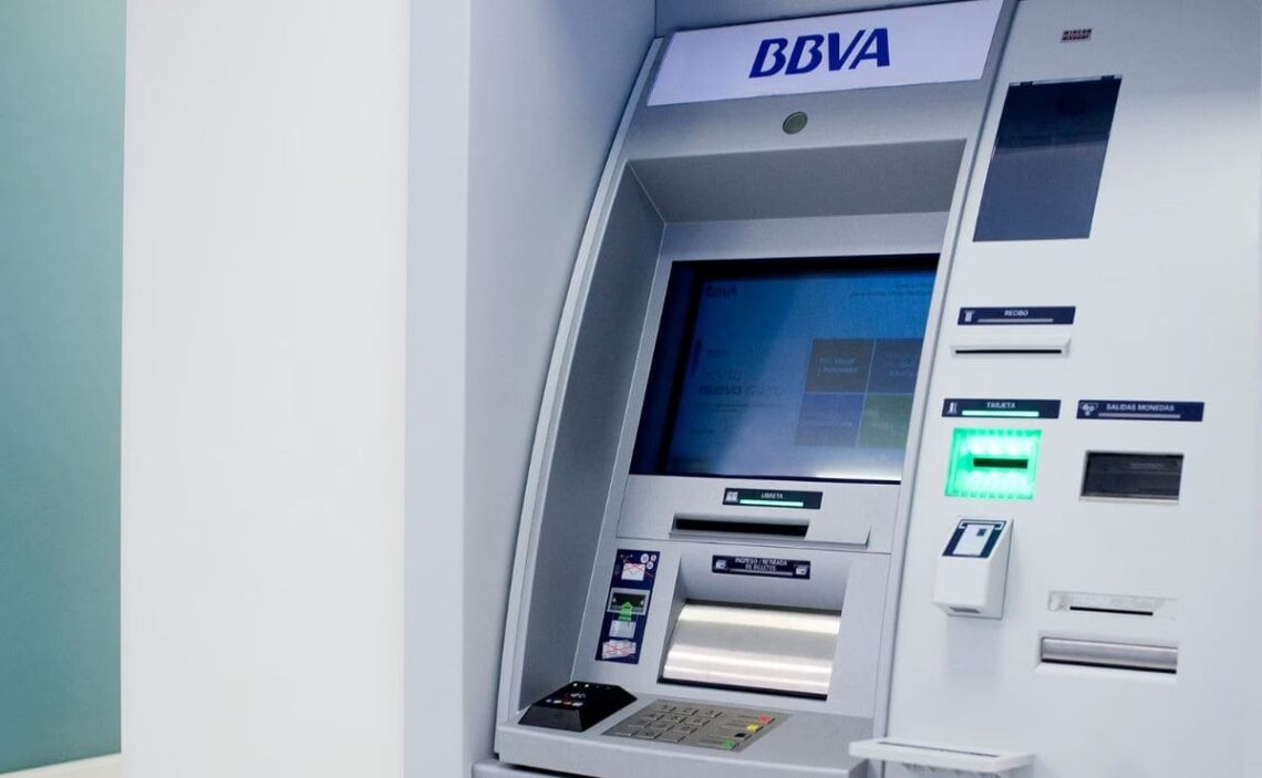 Cajero automático de BBVA que permite sacar dinero sin tarjeta