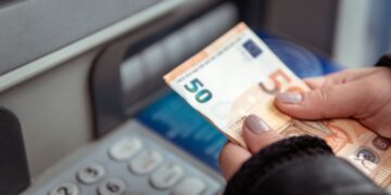Este es el día que Caixabank y otros bancos envían el paro a sus clientes