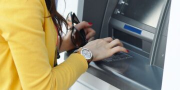 Hacienda y Agencia Tributaria establecen el limite de dinero en efectivo que se puede retirar en los cajeros automáticos