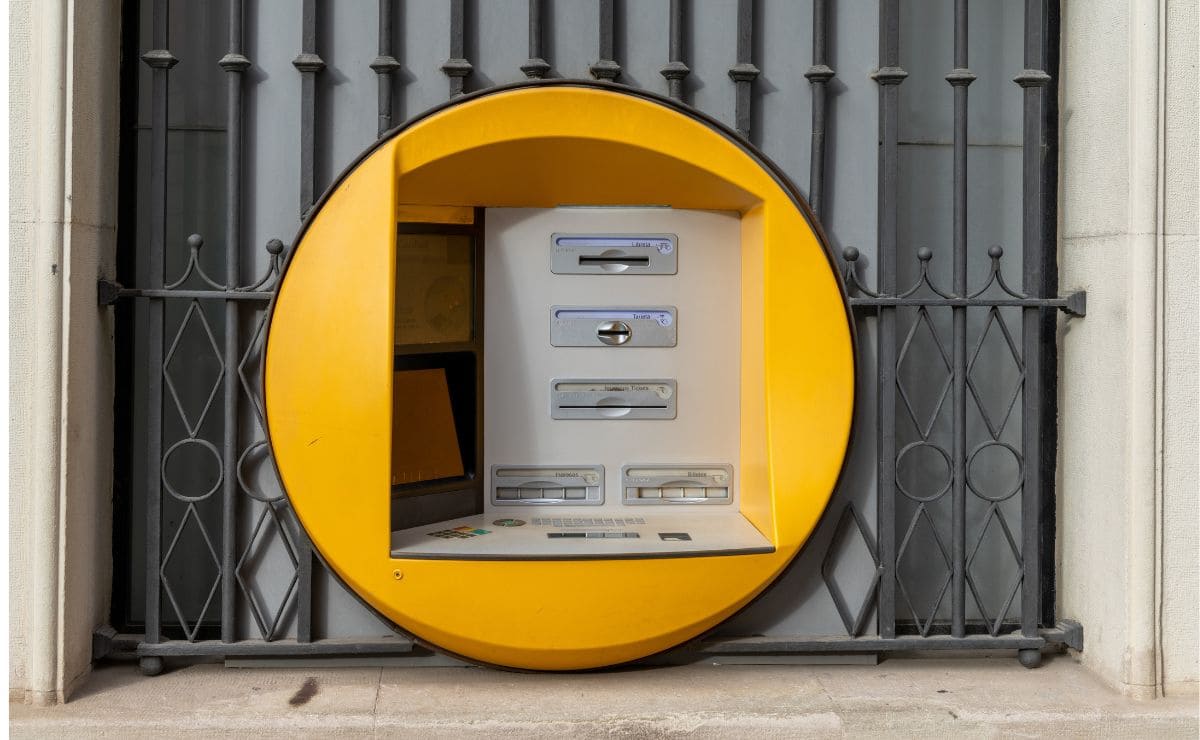 Cajero automático en una de las oficinas de CaixaBank