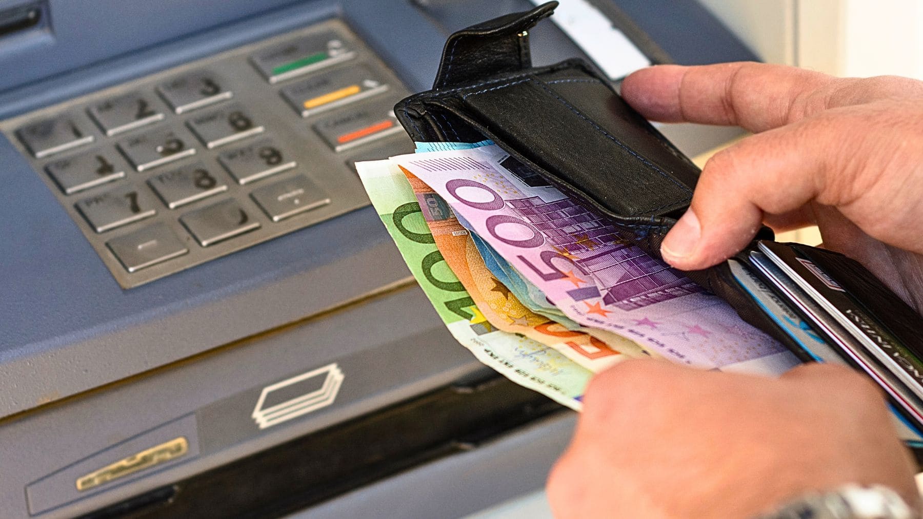 Persona sacando dinero en efectivo en cajero automático