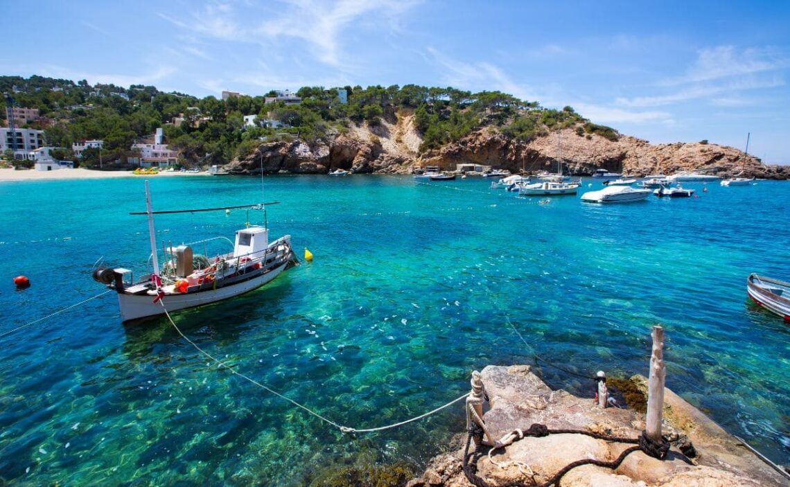 Playa de agua cristalina situada en Ibiza