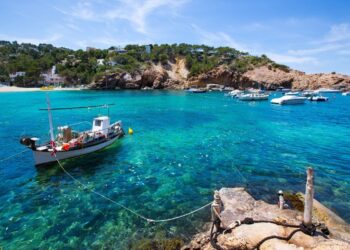 Playa de agua cristalina situada en Ibiza
