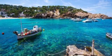 Playa de agua cristalina situada en Ibiza