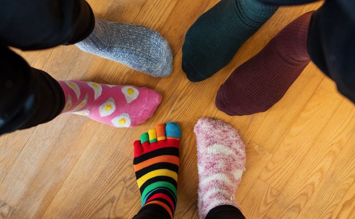 Personas con calcetines dispares con motivo del Día Mundial del síndrome de Down