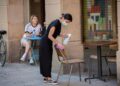 Una camarera trabajando en un bar durante la pandemia