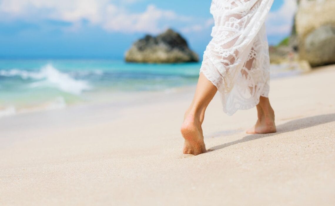 Beneficios de caminar por la playa