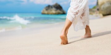 Beneficios de caminar por la playa