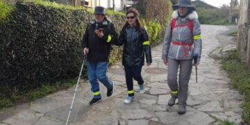 Persona con discapacidad visual realizando el Camino de Santiago