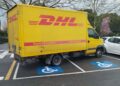 Camión de reparto de DHL ocupando dos plazas reservadas para PMR Itaroa conductor