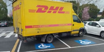 Camión de reparto de DHL ocupando dos plazas reservadas para PMR Itaroa conductor