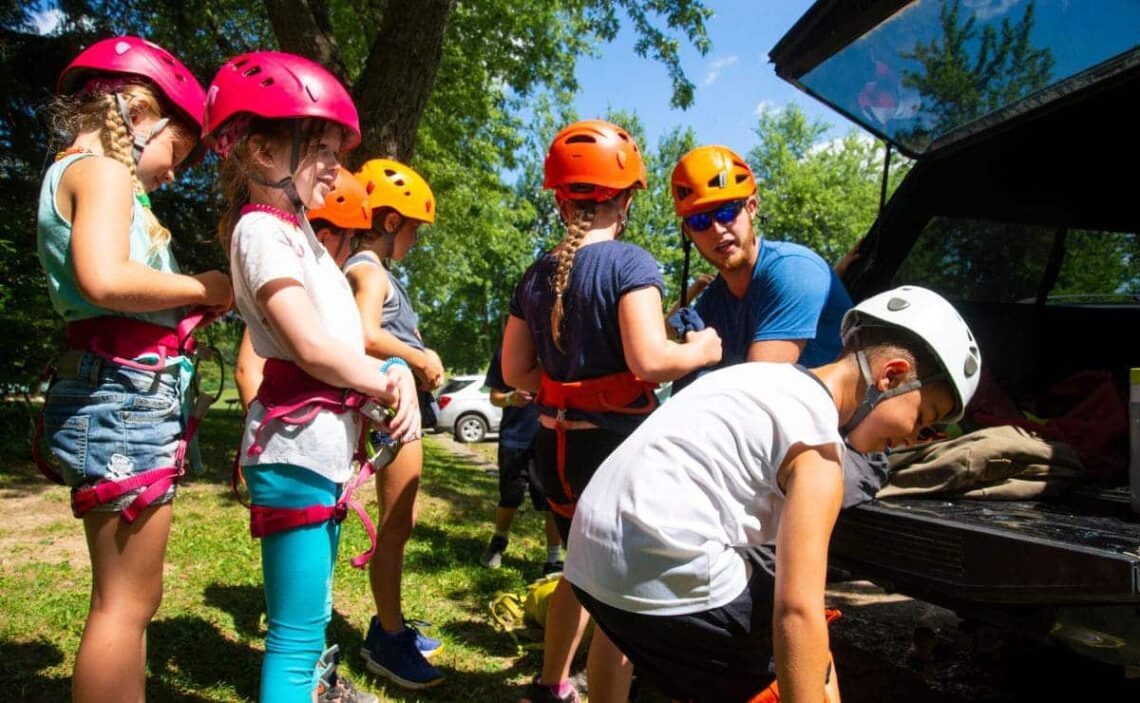 Niños realizan una excursión en un campamento de verano