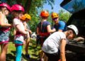 Niños realizan una excursión en un campamento de verano