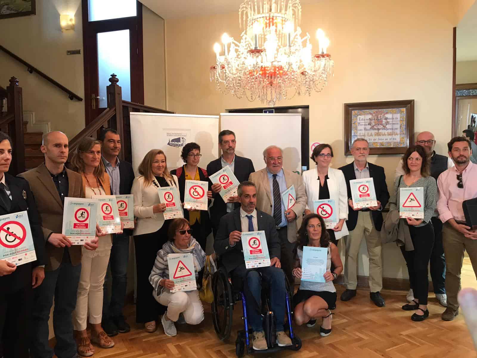 grupo de personas con el cartel de la campaña