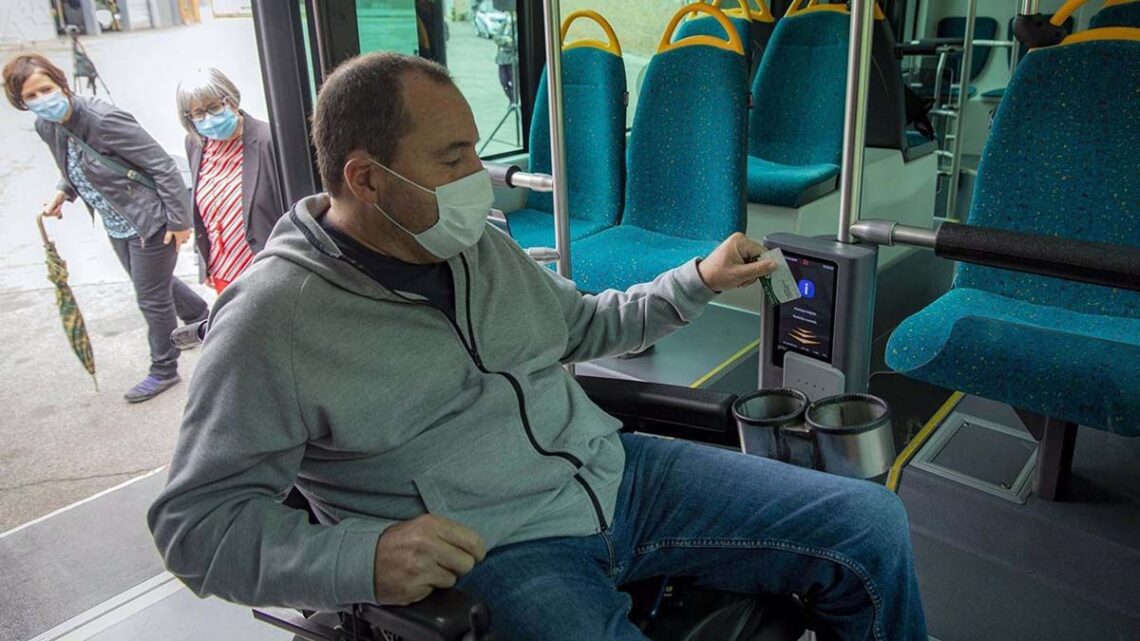 Una persona en silla de ruedas utilizando la canceladora en el autobús