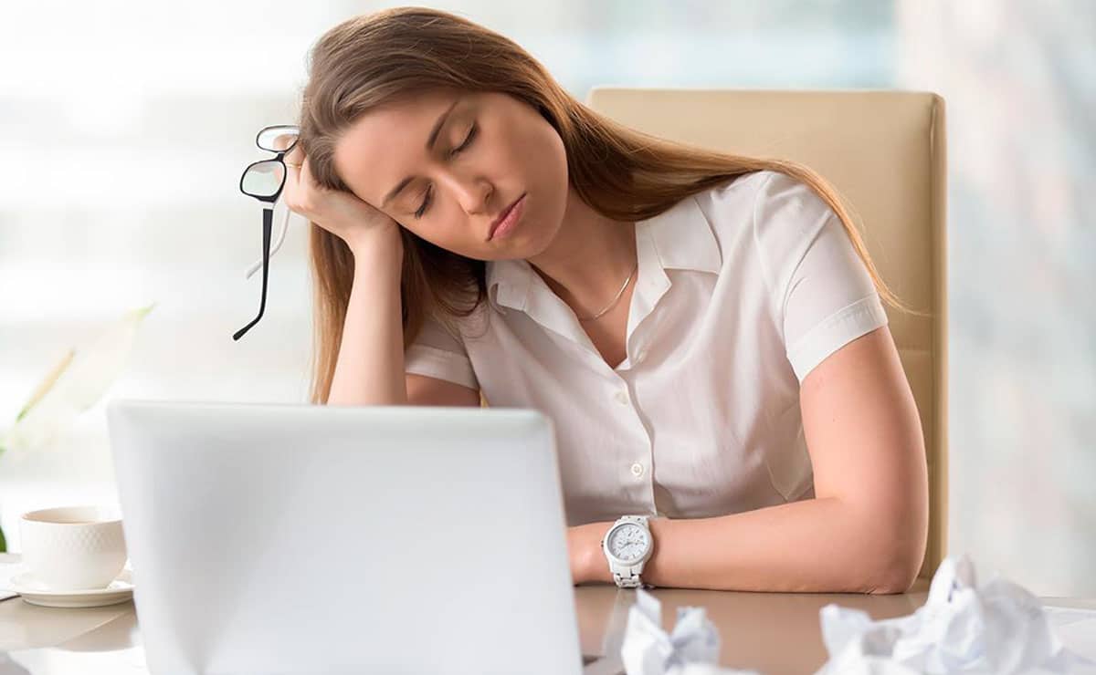 Una mujer cansada mientras trabaja