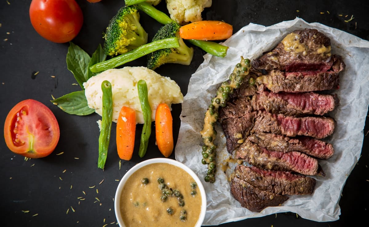 la carne con vegetales es una fuente de hierro en la dieta