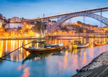 Ciudad de Oporto, situada al norte de Portugal, entre los destinos que ofrece Carrefour Viajes