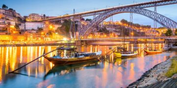 Ciudad de Oporto, situada al norte de Portugal, entre los destinos que ofrece Carrefour Viajes