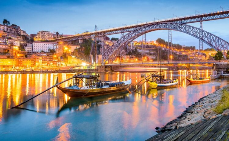 Ciudad de Oporto, situada al norte de Portugal, entre los destinos que ofrece Carrefour Viajes