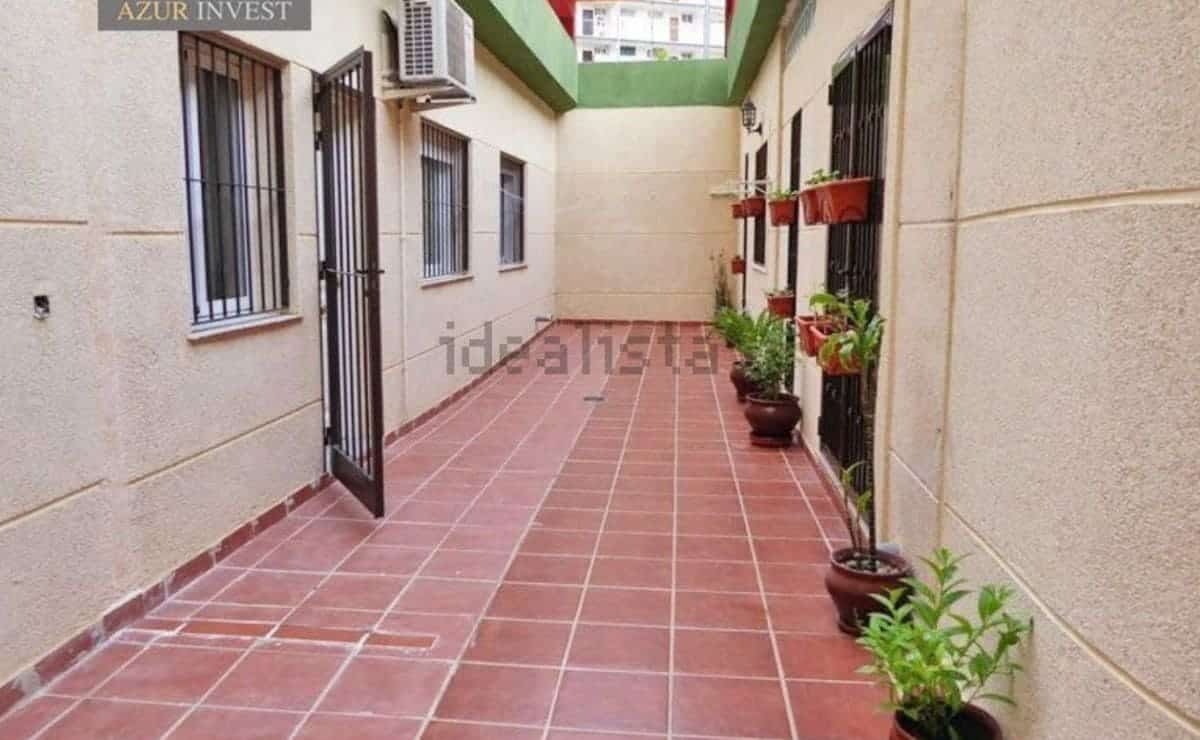 Patio de la casa que tiene en venta el Idealista en Benidorm