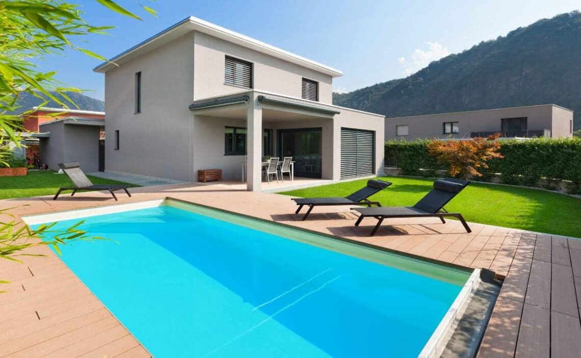 Idealista pone a la venta casas con piscina