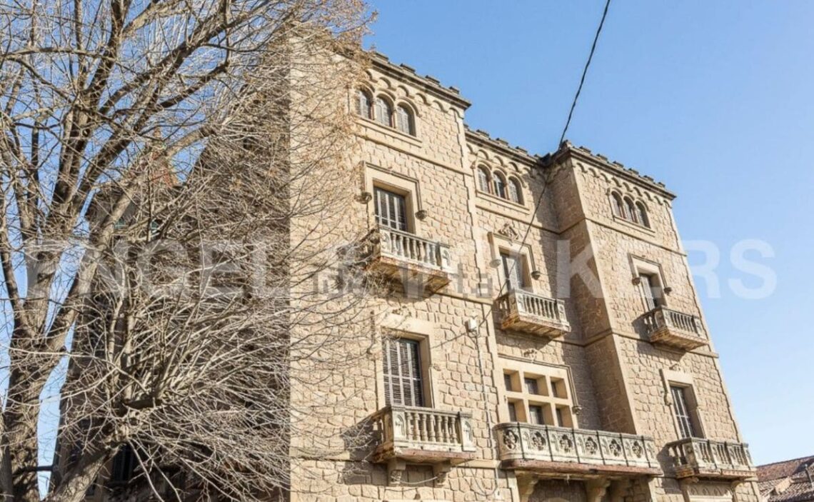 El idealista tiene a la venta un castillo modernista en Gironella (Barcelona)