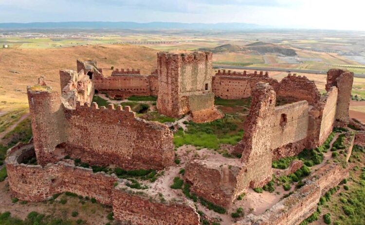 El castillo de Almonacid de origen medieval que podrás comprar por un euro