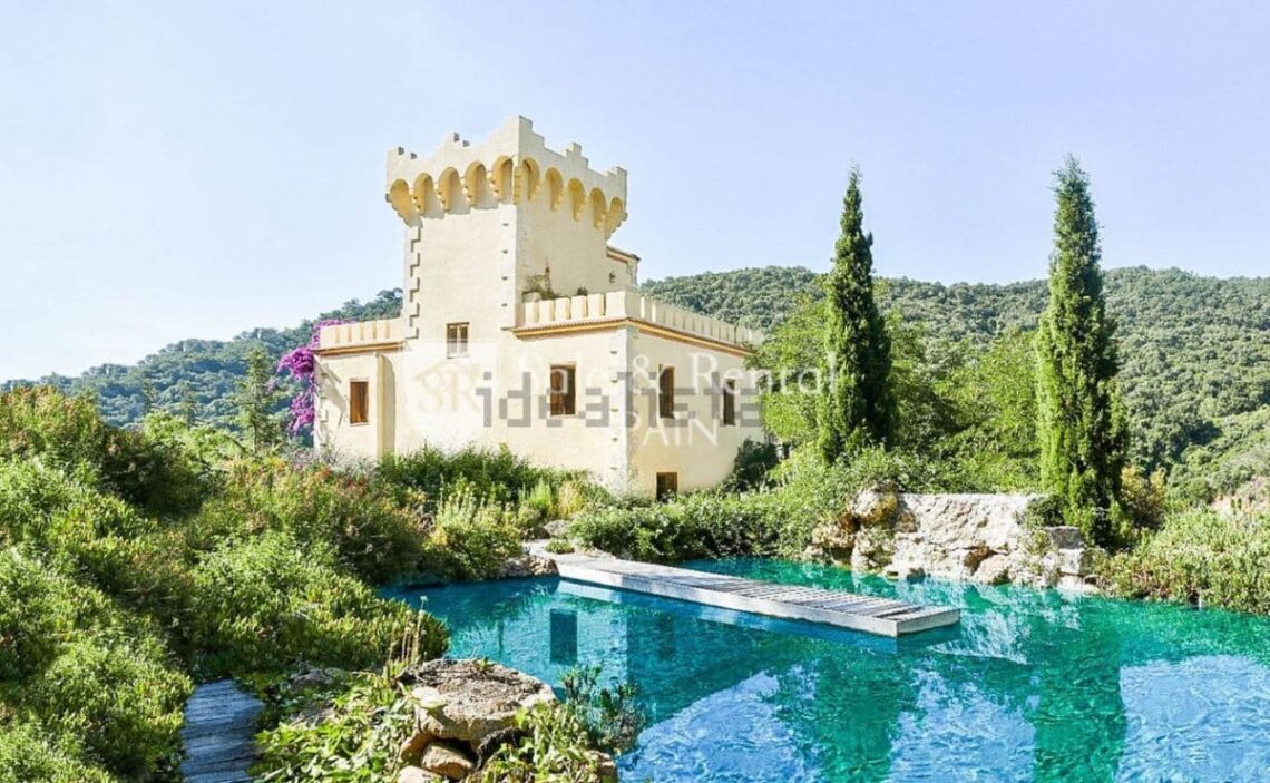 Castillo que tiene a la venta el Idealista en la Costa Brava