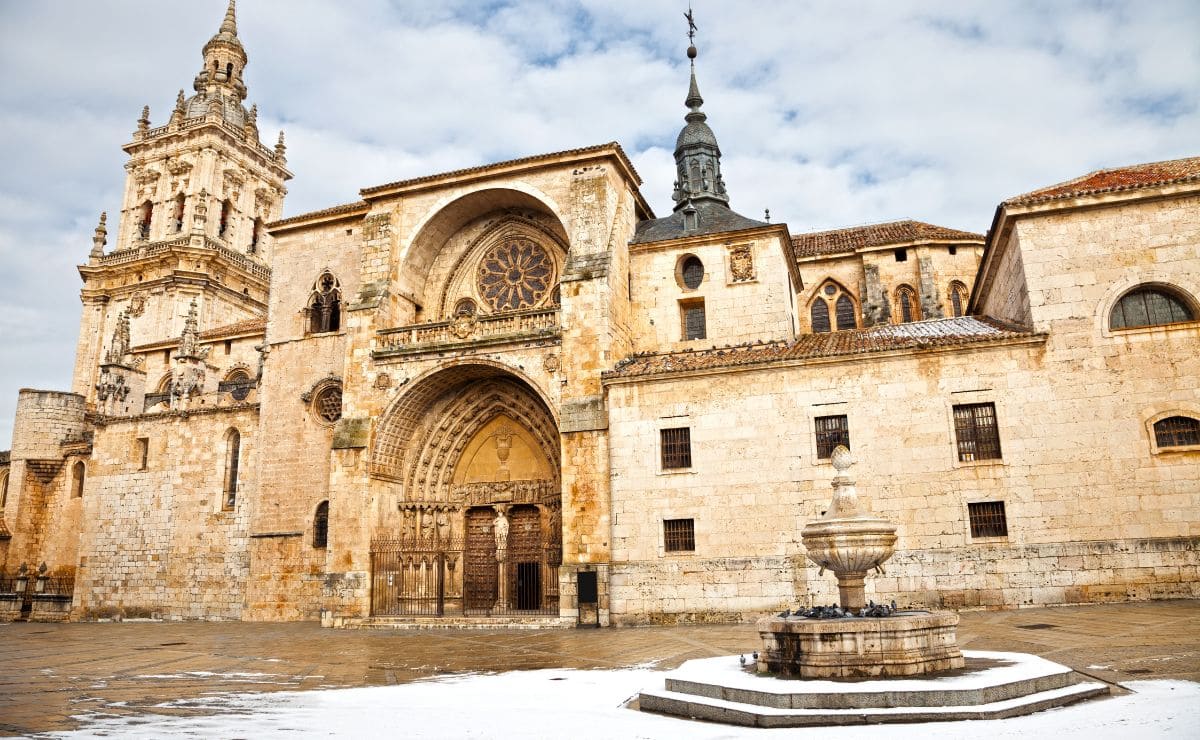 Catedral de Burgo de Osma, municipio que se puede visitar con El Corte Inglés | CANVA