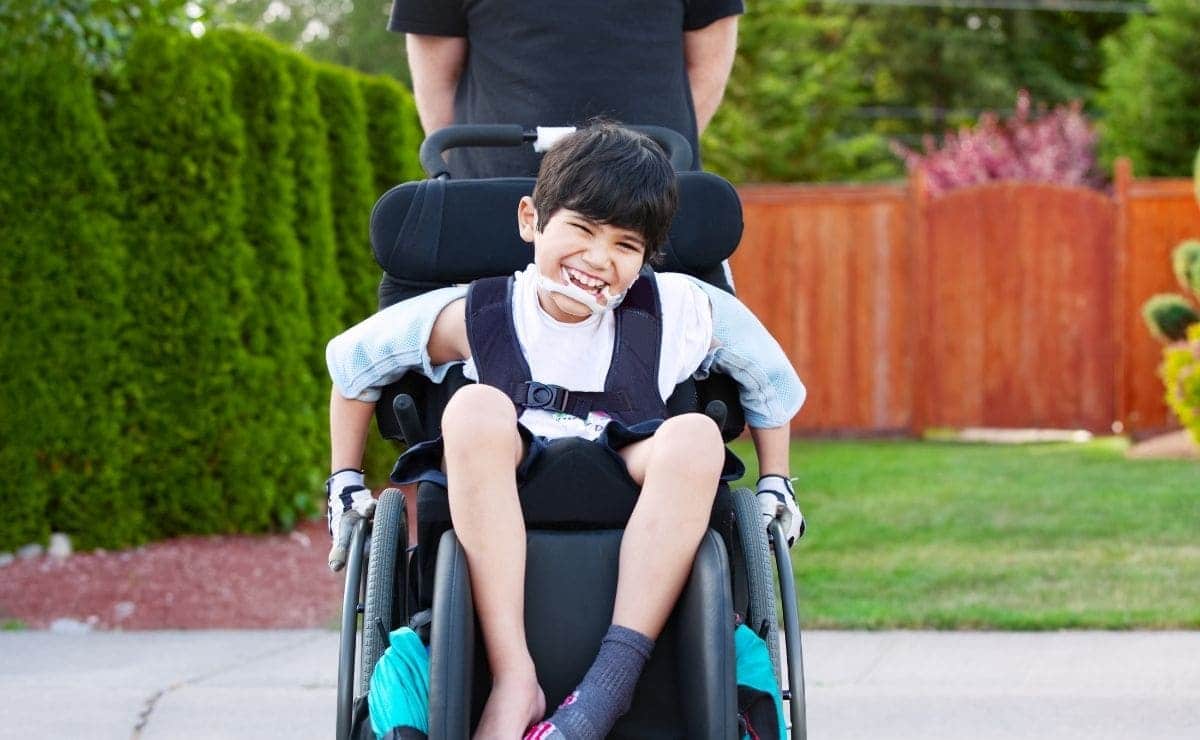 centro personas con discapacidad silla de ruedas niño