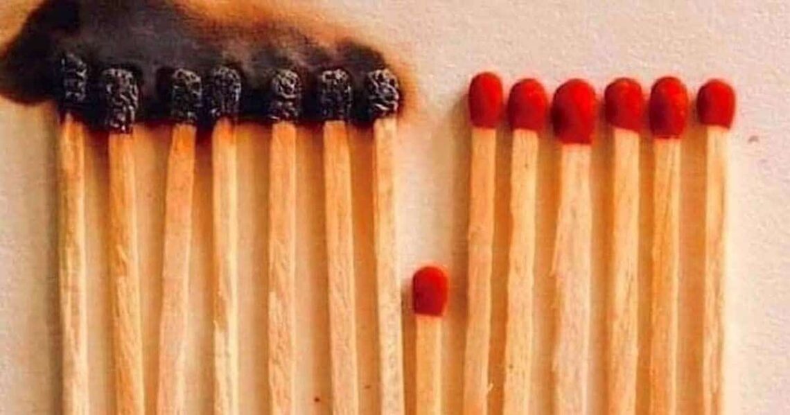 Cerillas mostrando el ejemplo de propagación del coronavirus