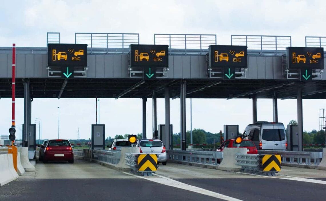 El CERMI reclama al Gobierno eximir de peajes a las personas con movilidad reducida cuando circulen por autopistas