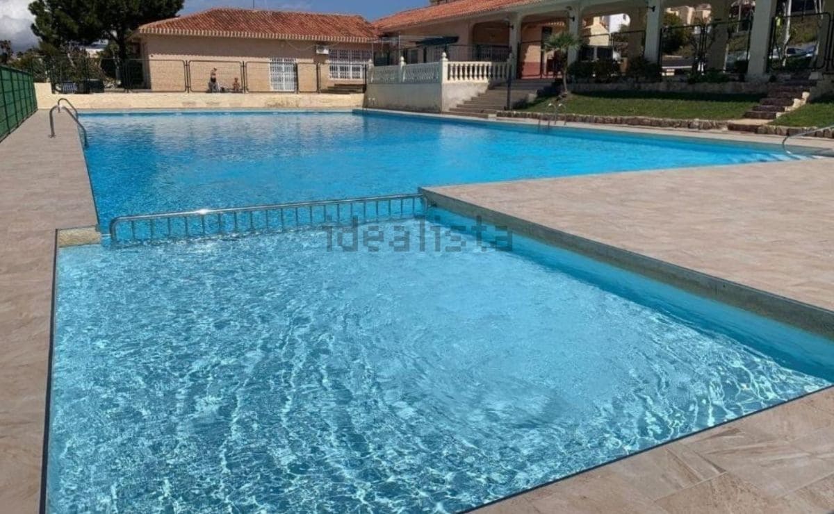 Piscina del chalet que tiene en venta el Idealista en Benidorm