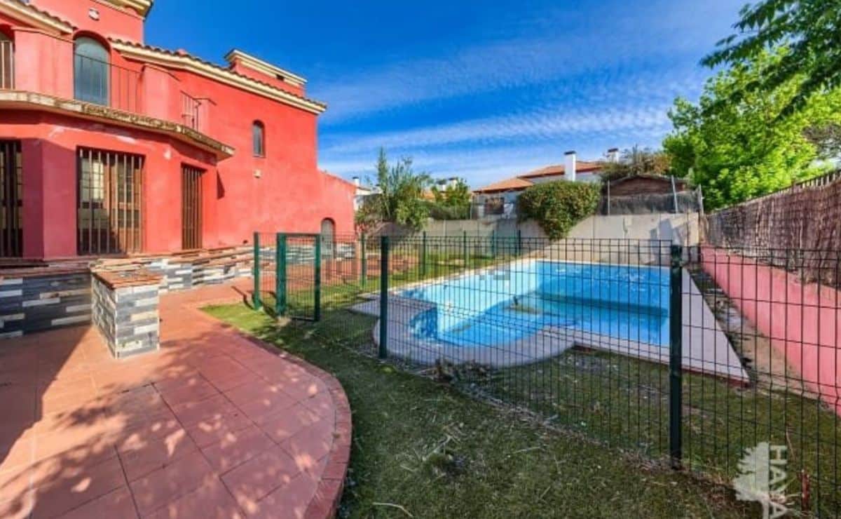 Piscina del la vivienda a la venta en Espartinas según el Idealista