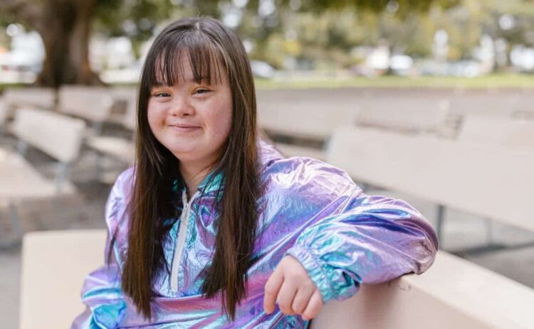 Chica con síndrome de down discapacidad