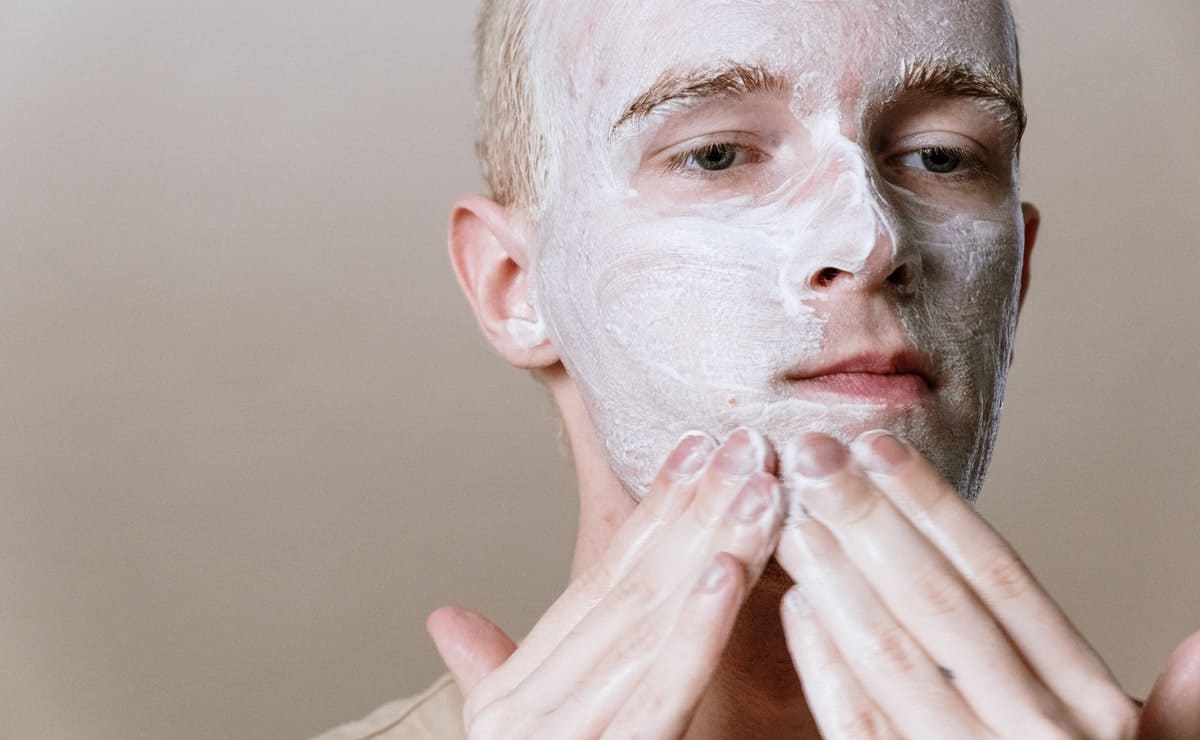 chico aplicando mascarilla en la piel