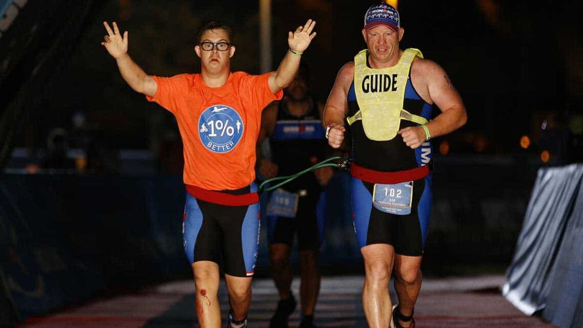Chris Nikic, deportista con síndrome de Down, completando el Ironman de Florida