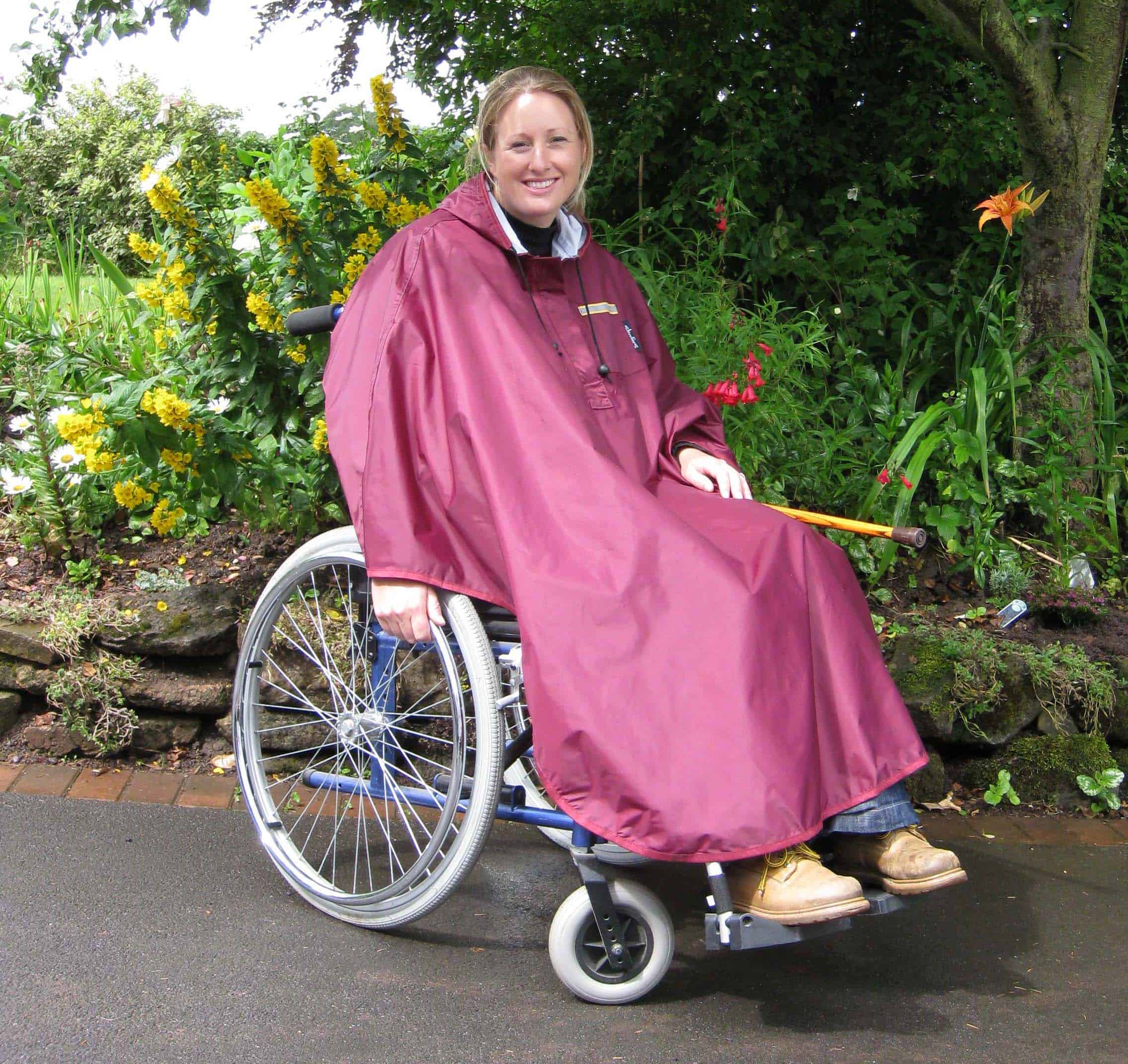 Chubasquero para viajerxs en silla de ruedas