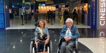 Bisnieta y bisabuela posando antes de entrar al cine